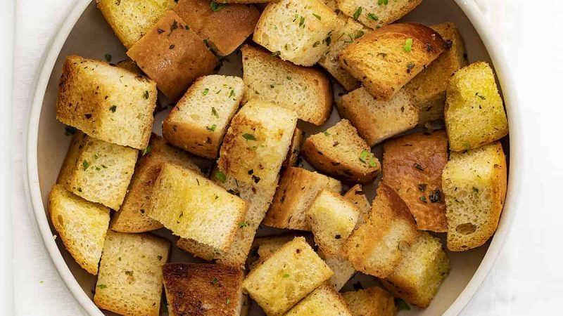 HOW TO MAKE HOMEMADE CROUTONS